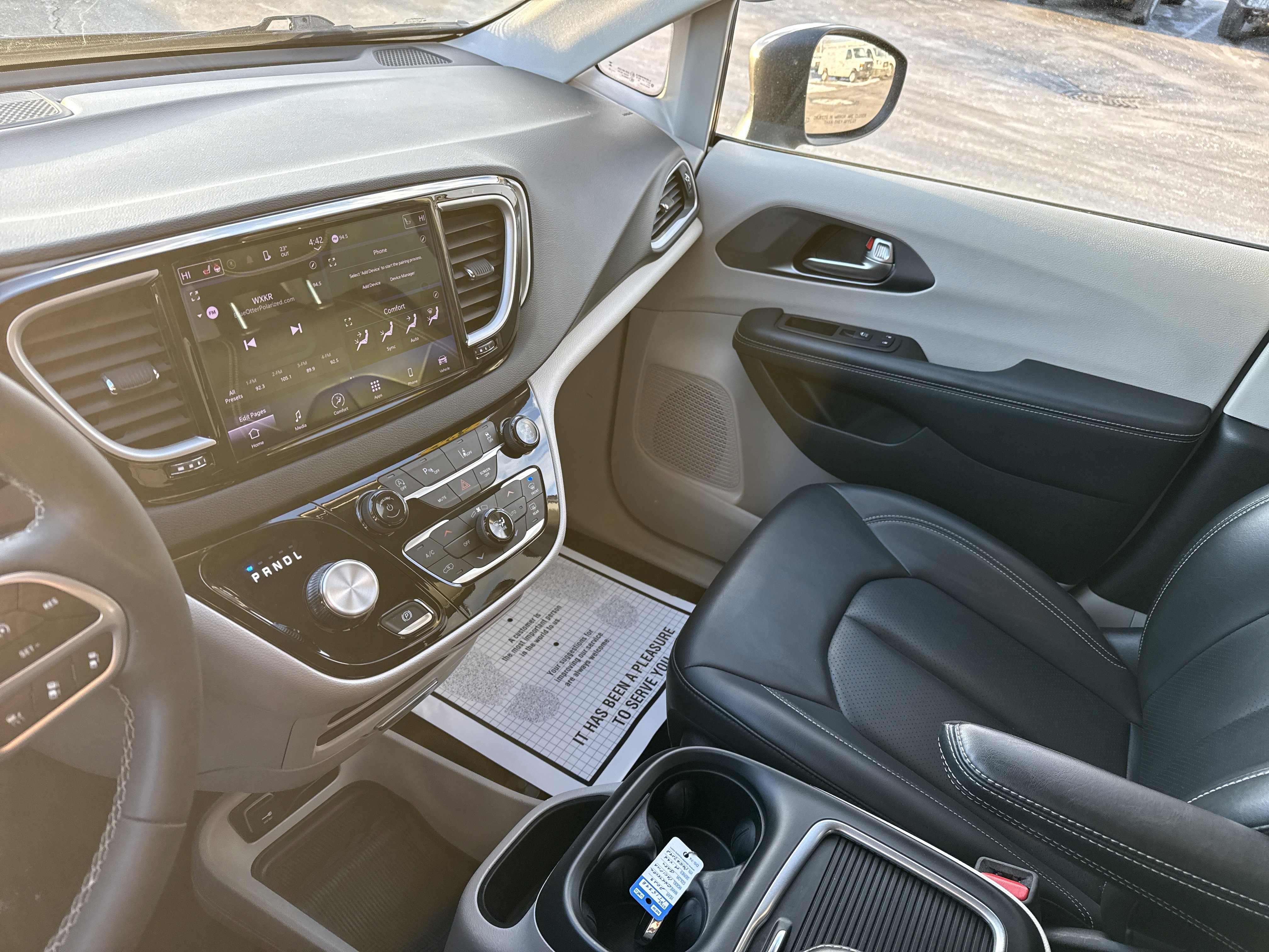 Used 2023 Chrysler Pacifica Touring-L image 27