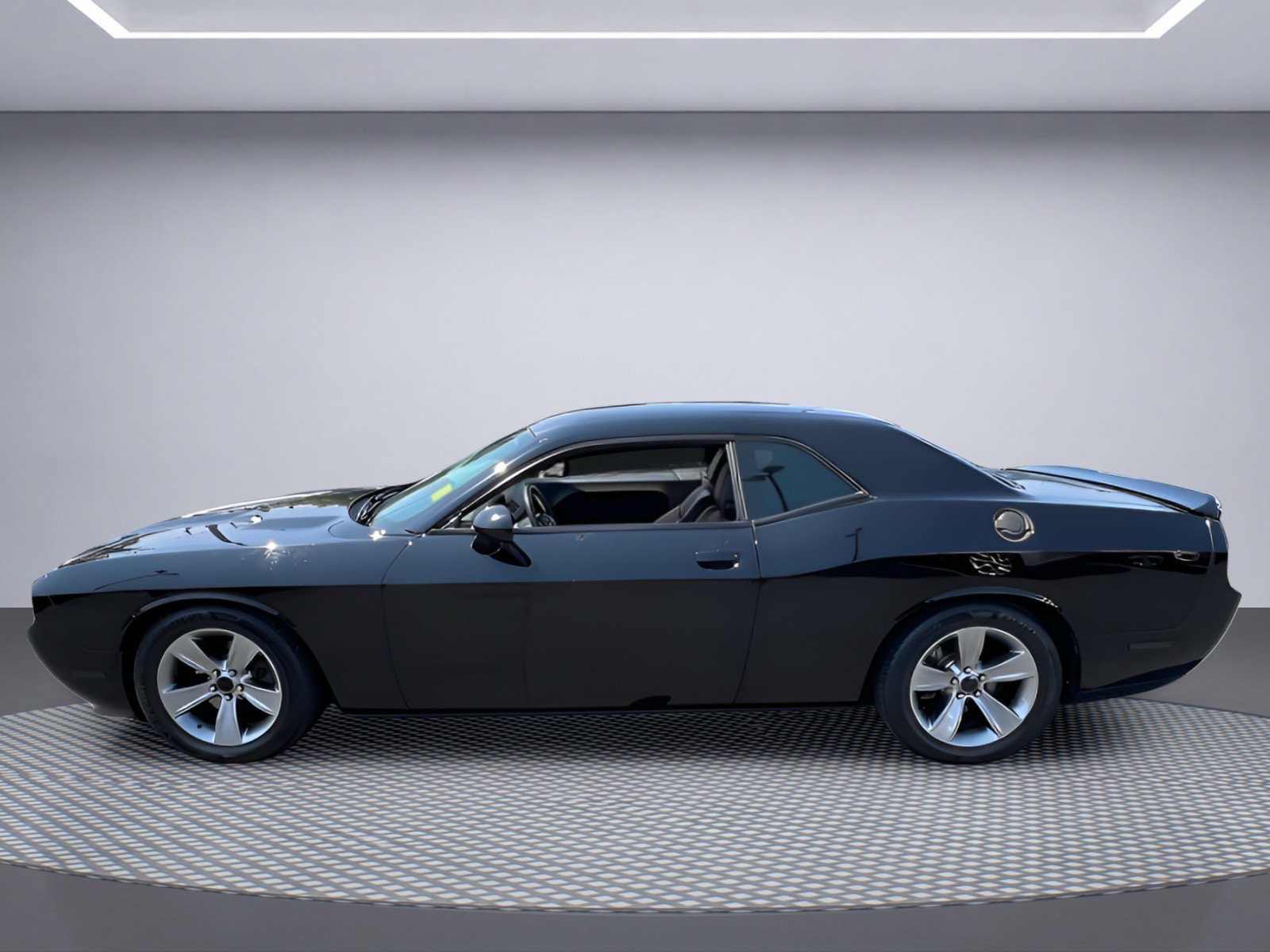 Used 2013 Dodge Challenger SXT RWD image 3
