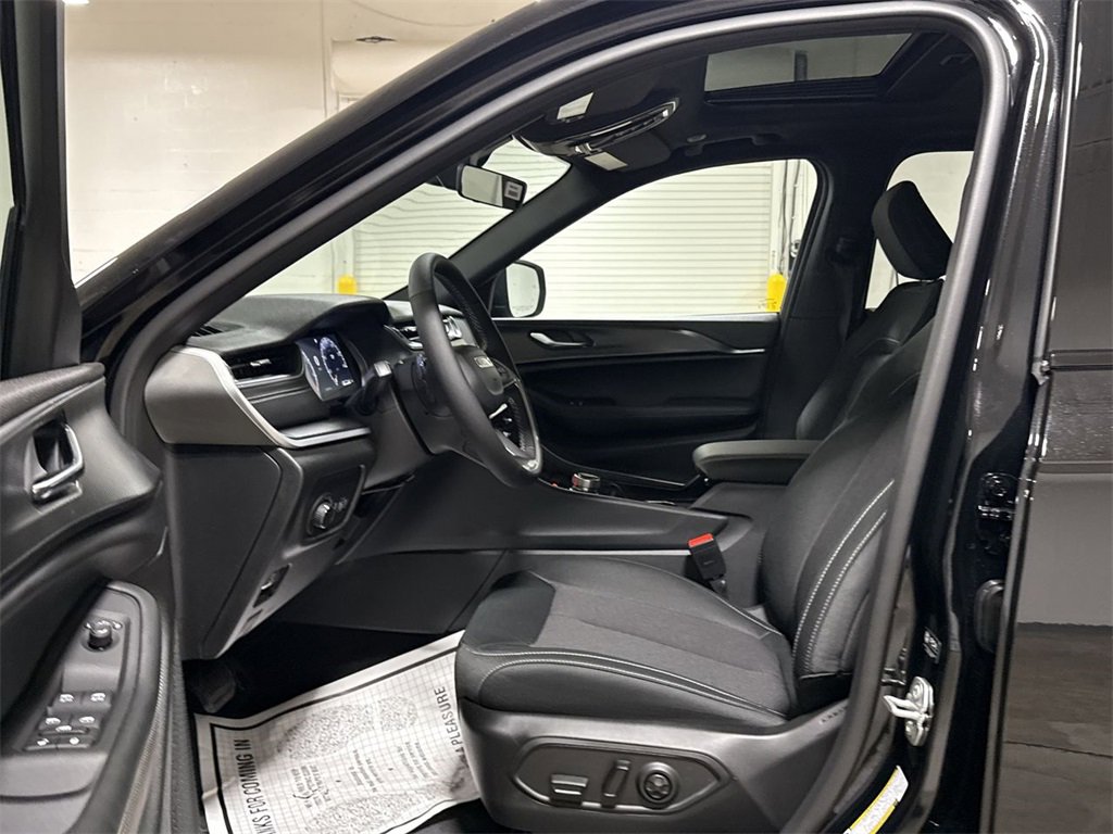 New 2025 Jeep Grand Cherokee Laredo X w/ Luxury Tech Group I image 5