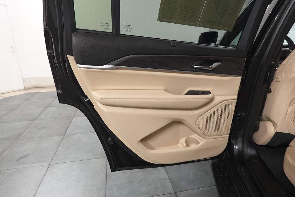 Used 2023 Jeep Grand Cherokee L Limited w/ Luxury Tech Group II AWD/4WD image 29