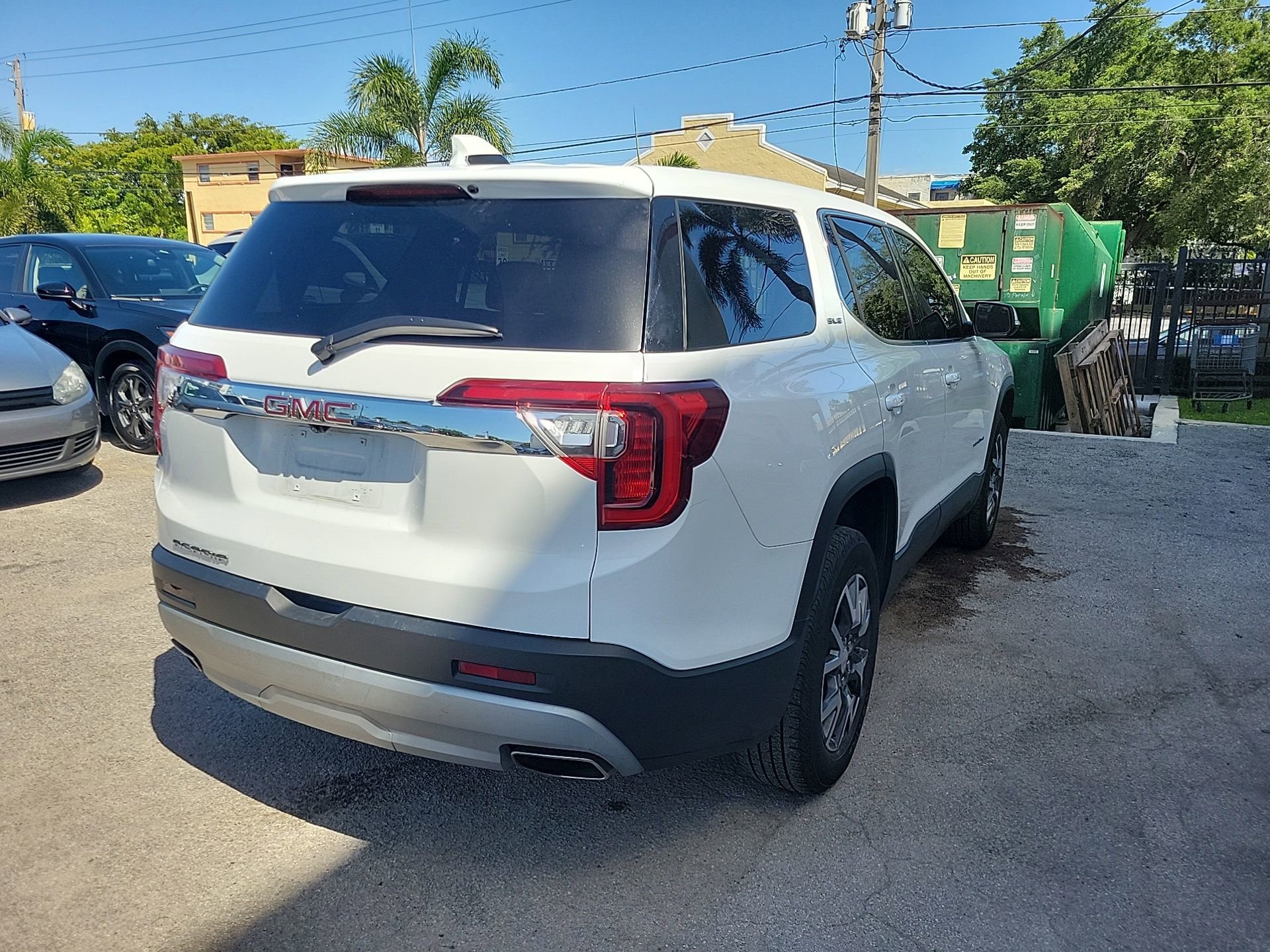 Used 2023 GMC Acadia SLE image 11