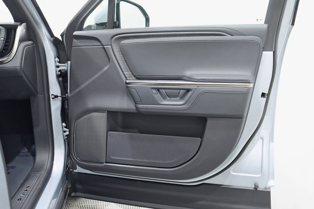 Used 2025 Rivian R1S Adventure image 32