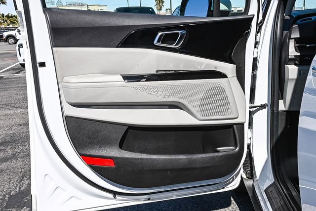 Used 2023 Kia Carnival EX image 22