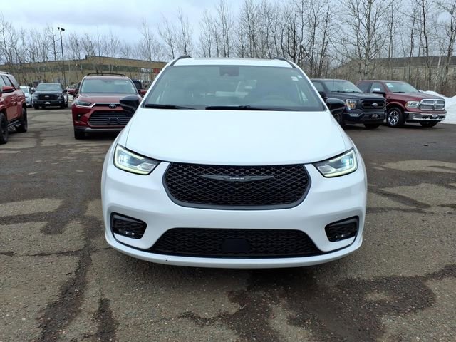 Used 2025 Chrysler Pacifica Limited FWD image 8