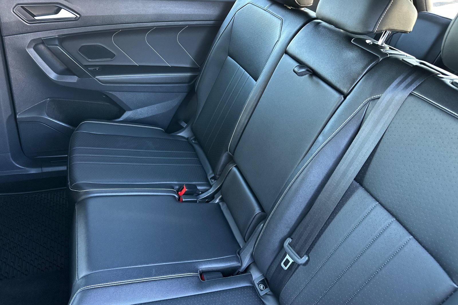 Certified 2022 Volkswagen Tiguan SE R-Line image 13