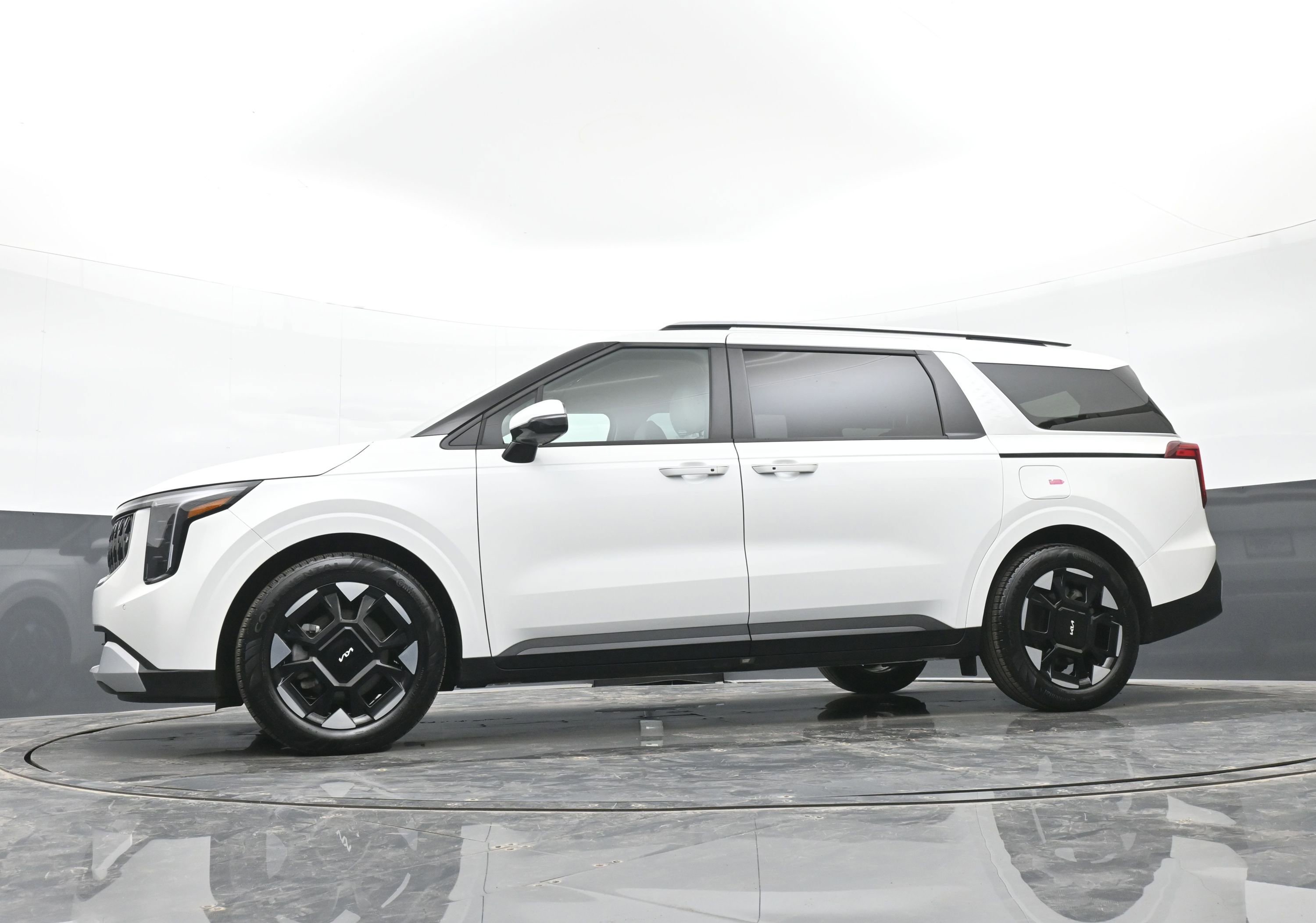 Used 2025 Kia Carnival EX image 28