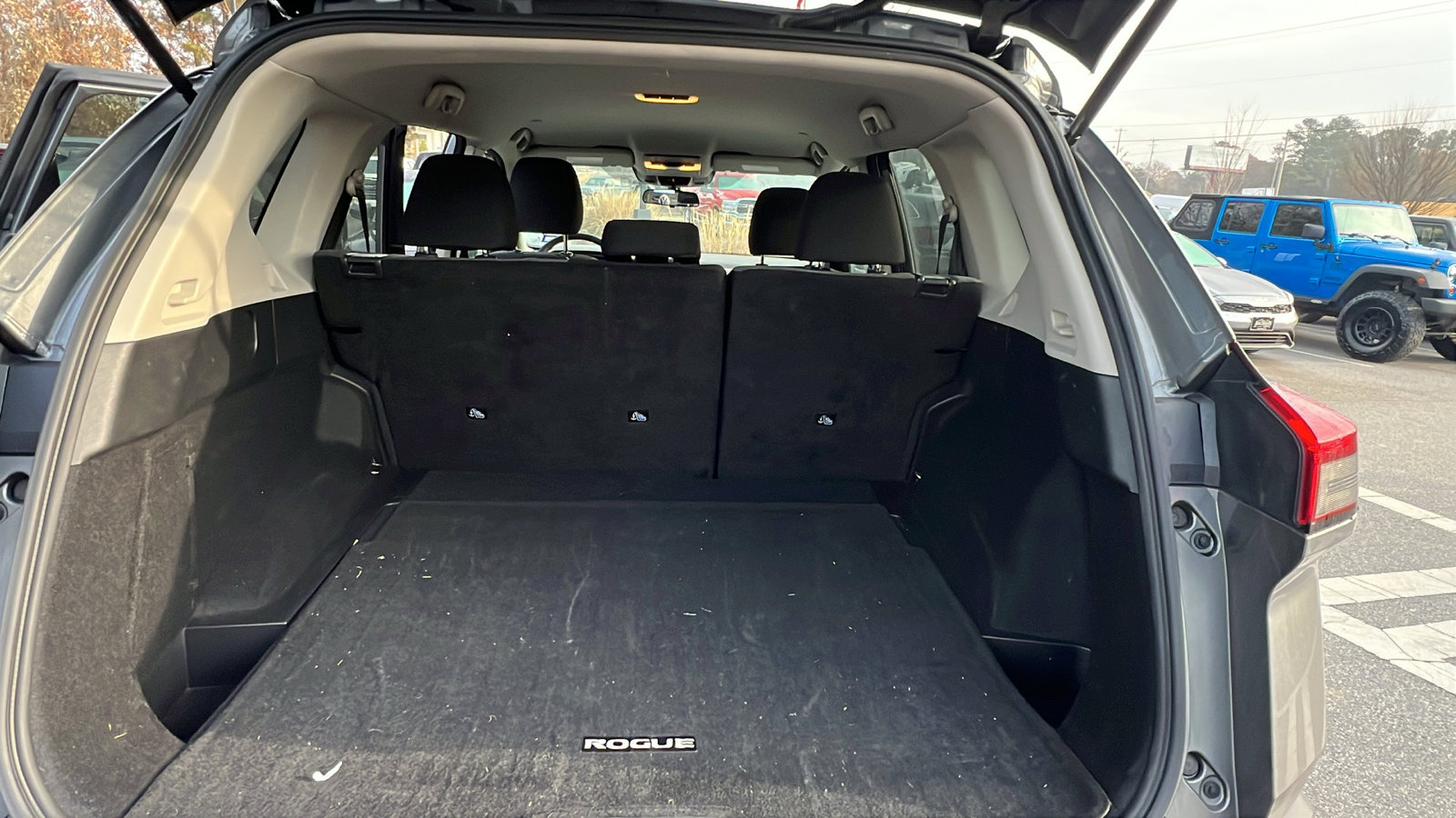 Used 2023 Nissan Rogue SV image 13