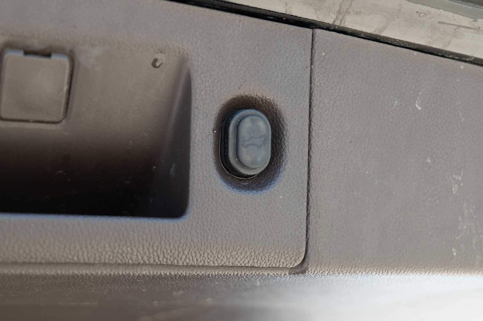 Used 2015 GMC Yukon Denali w/ Premium Package image 31