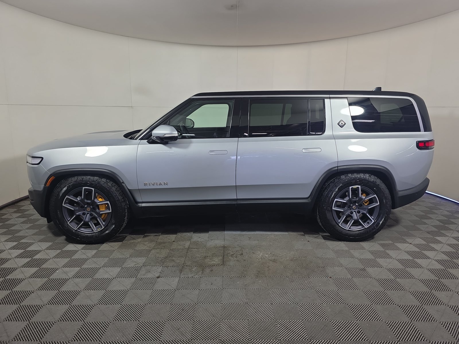 Used 2023 Rivian R1S Adventure Quad AWD/4WD image 2