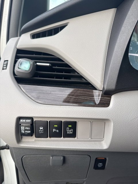 Used 2017 Toyota Sienna XLE w/ XLE Navigation Package image 31