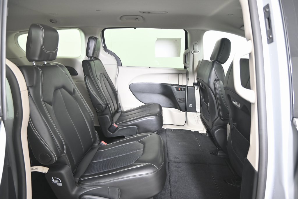 Used 2024 Chrysler Pacifica Touring-L image 15