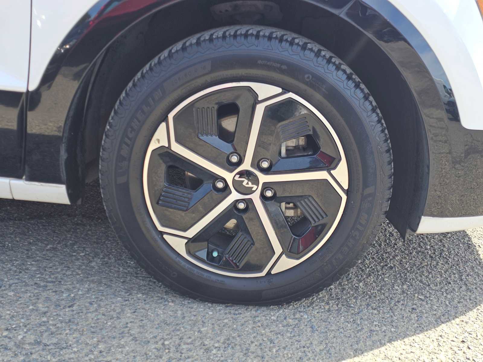 Used 2023 Kia Niro SX image 9