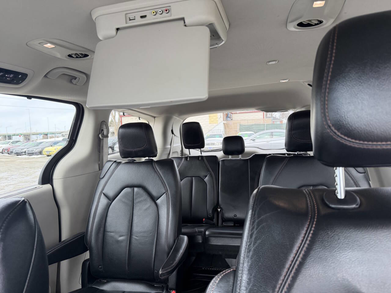 Used 2018 Chrysler Pacifica Touring-L image 15