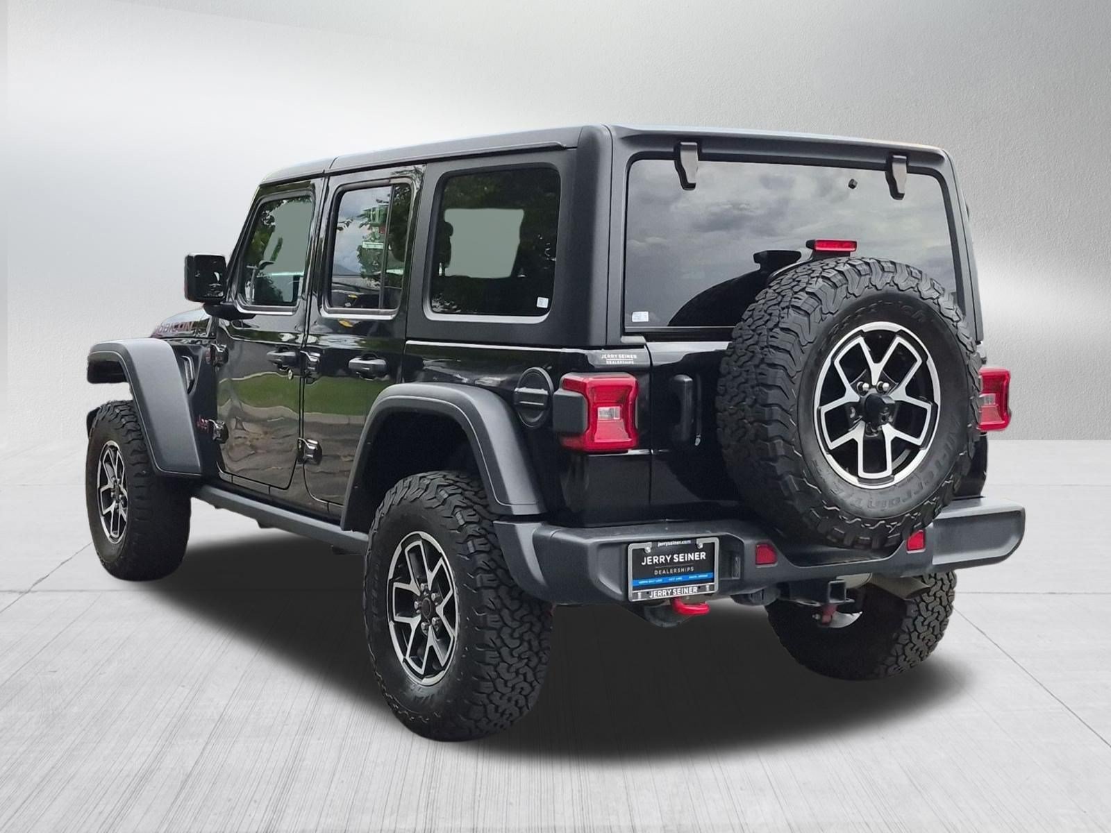 Used 2024 Jeep Wrangler Unlimited Rubicon w/ Convenience Group AWD/4WD image 3