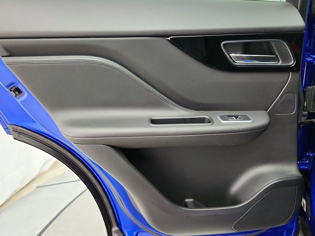 Used 2020 Jaguar F-PACE Premium image 32
