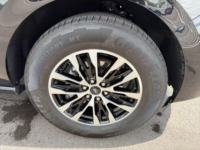 Used 2025 Ford Expedition Platinum AWD/4WD image 4