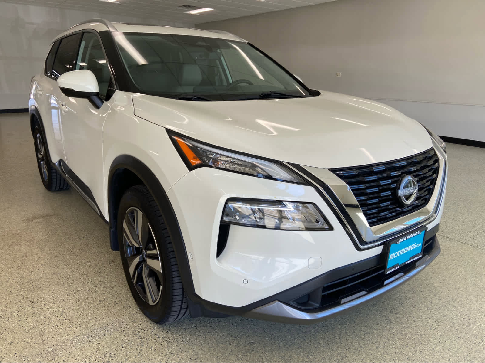 Used 2023 Nissan Rogue SL w/ SL Premium Package image 4