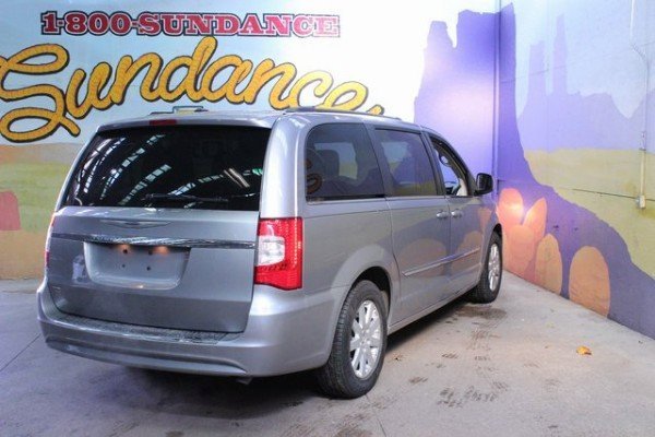 Used 2016 Chrysler Town & Country Touring image 4