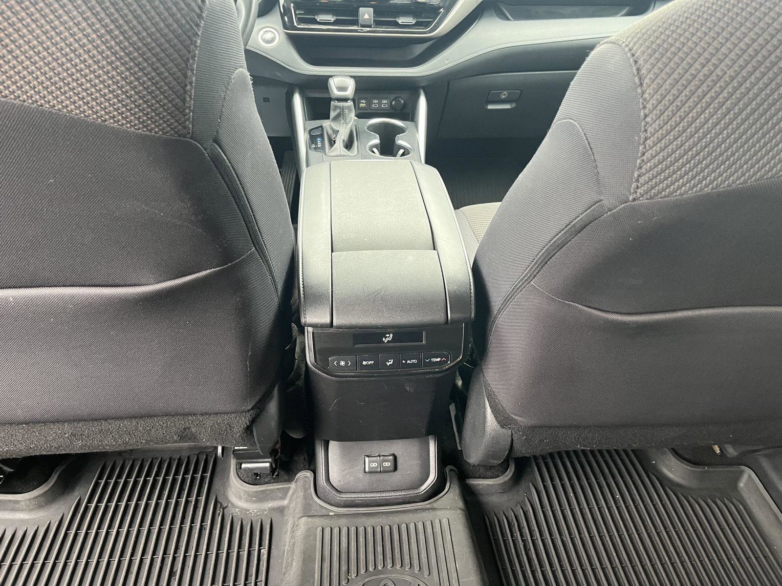 Used 2024 Toyota Highlander LE image 32