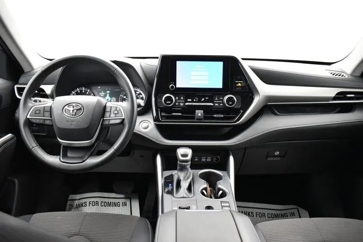 Used 2025 Toyota Highlander LE FWD image 19