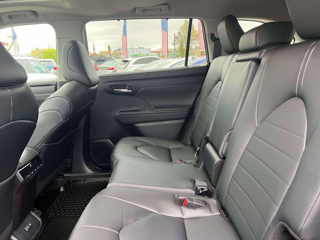 Used 2026 Toyota Highlander XLE AWD/4WD image 13