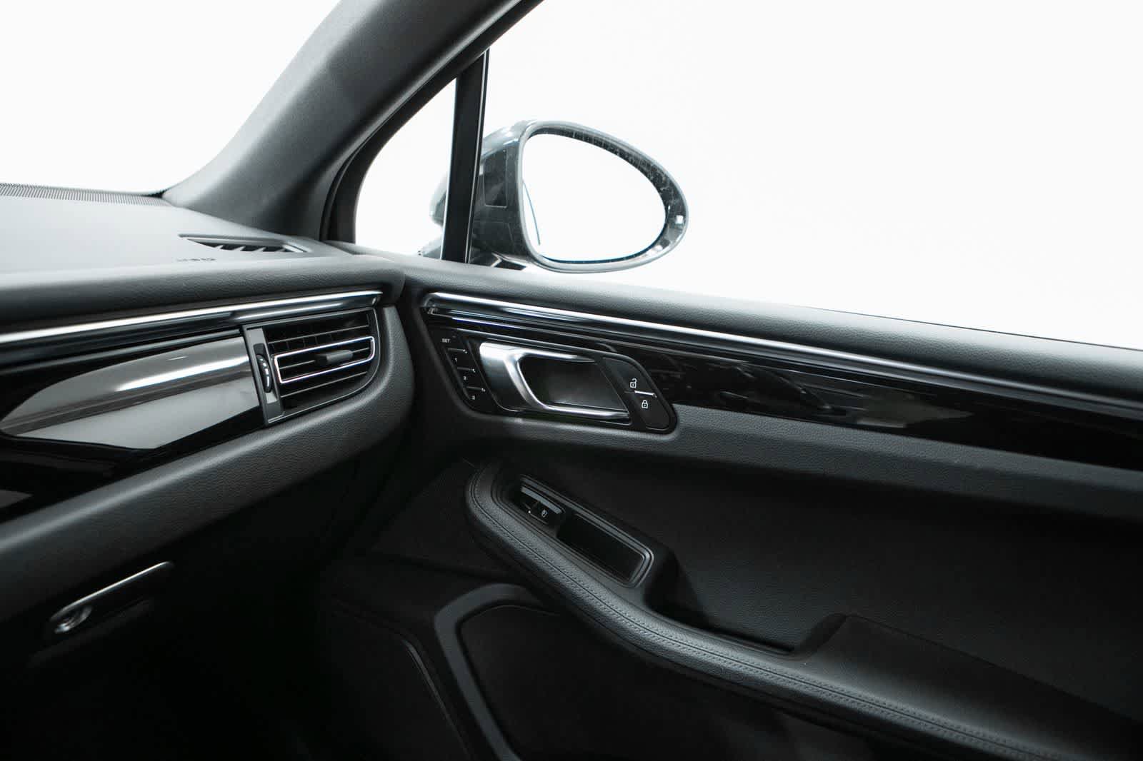 Certified 2023 Porsche Macan AWD/4WD image 30
