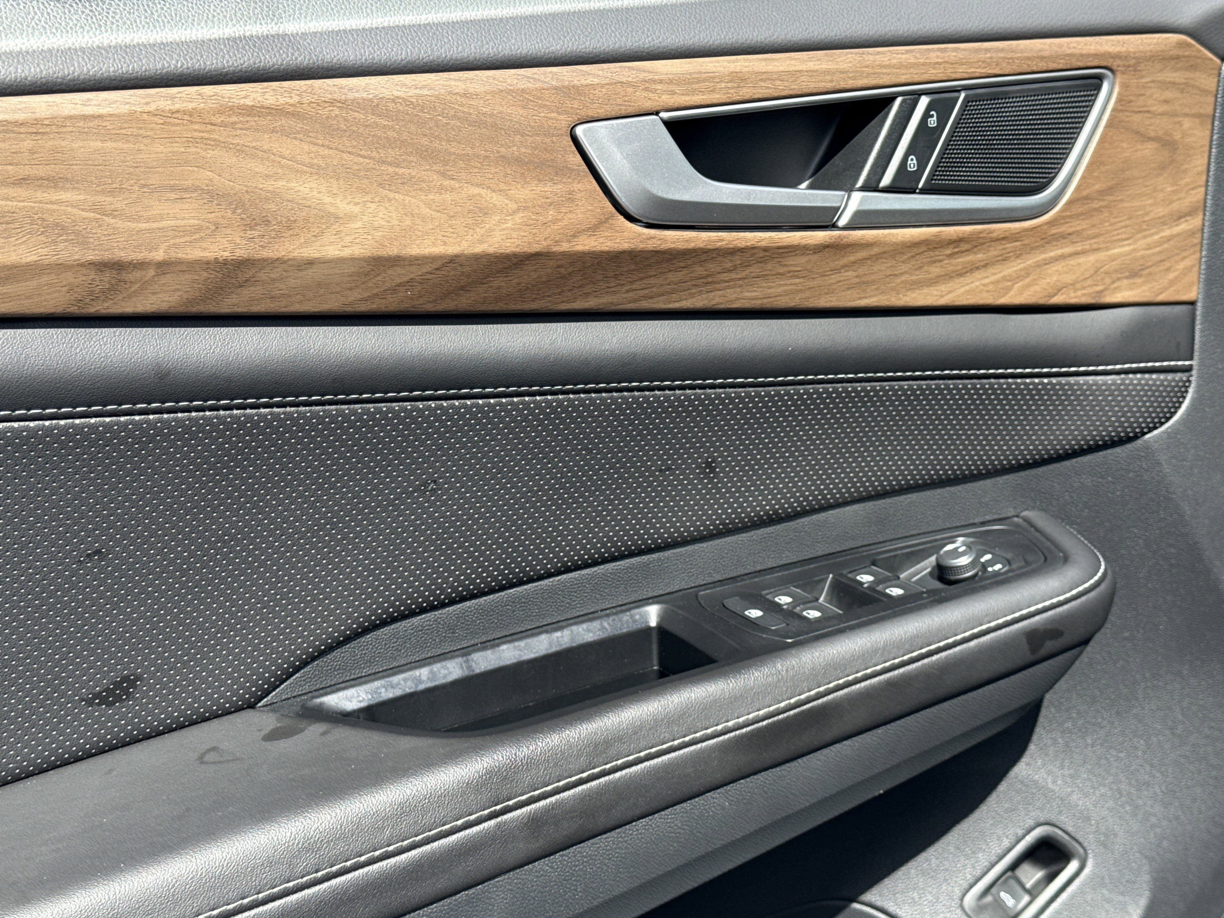 Used 2025 Volkswagen Atlas SE image 15