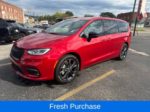 Used 2026 Chrysler Pacifica Select