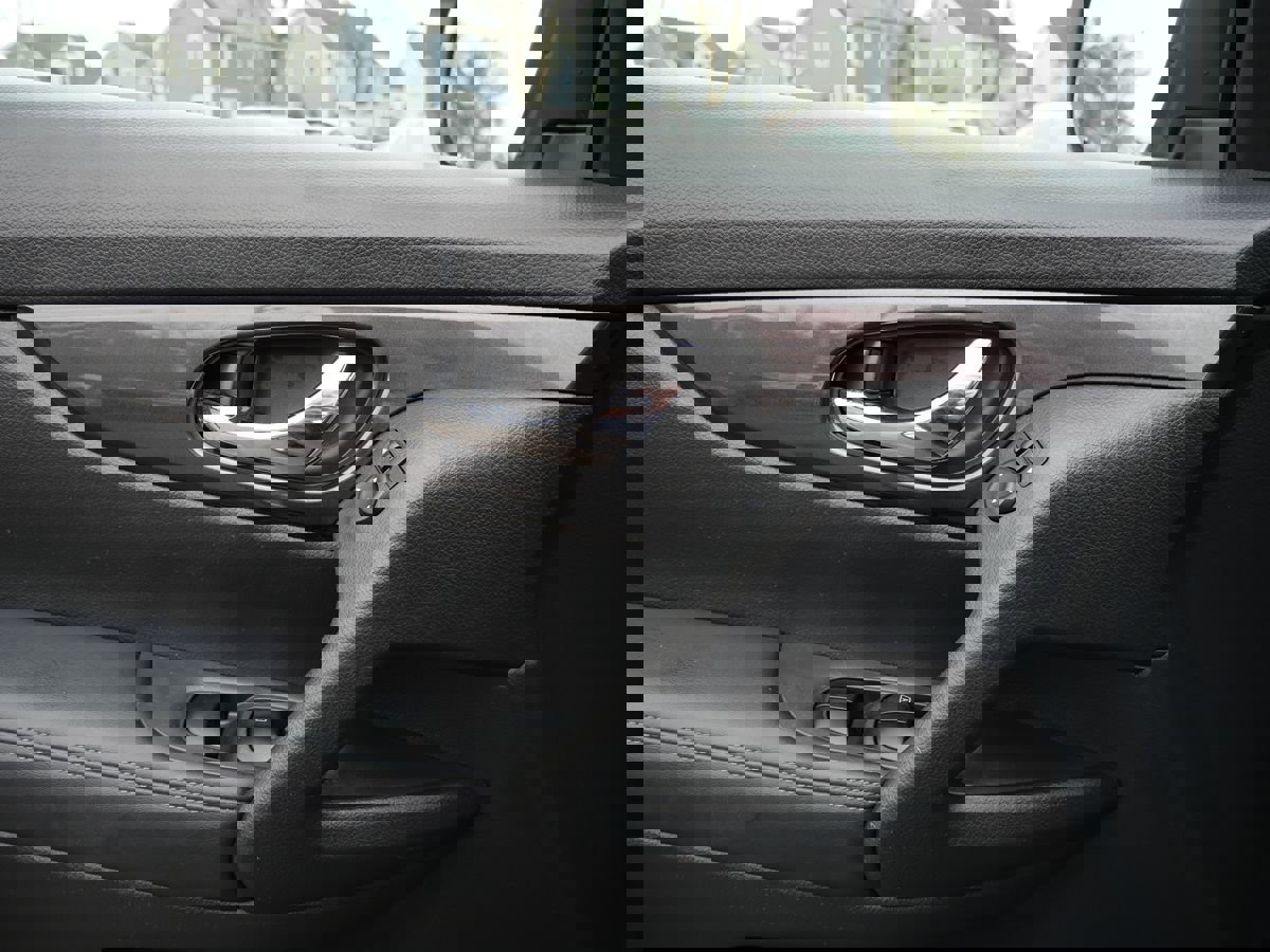 Used 2017 Nissan Rogue SV w/ SV Premium Package image 14