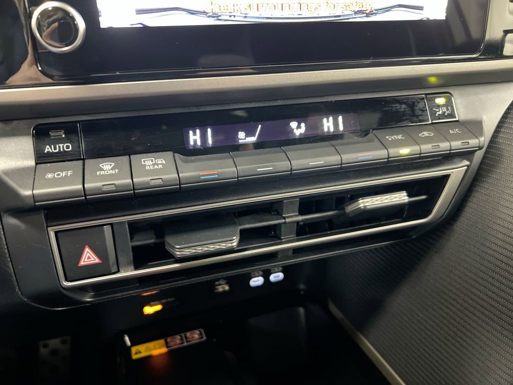 Used 2025 Toyota Camry SE image 16