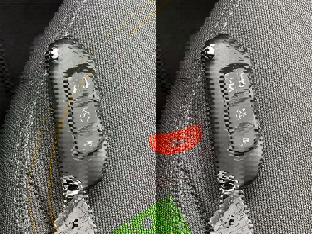 Used 2025 Jeep Wrangler Sahara image 28