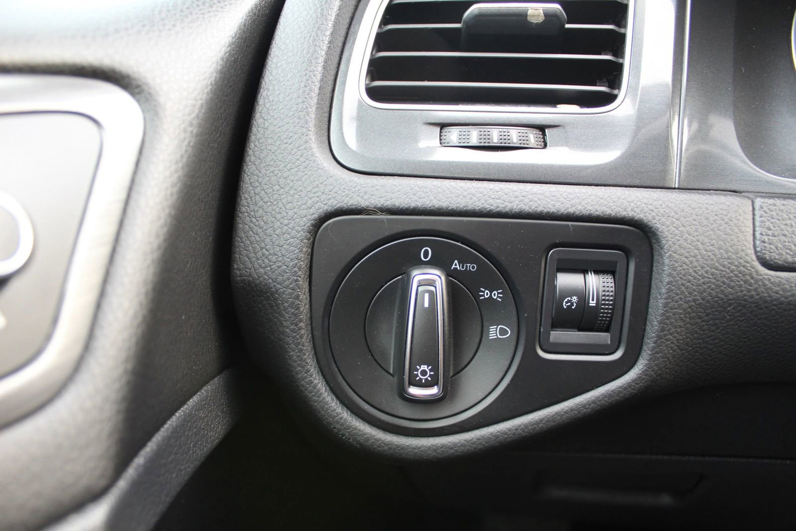 Used 2019 Volkswagen Golf S image 24