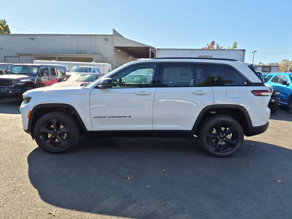 New 2026 Jeep Grand Cherokee Limited w/ Limited Altitude Package AWD/4WD image 4