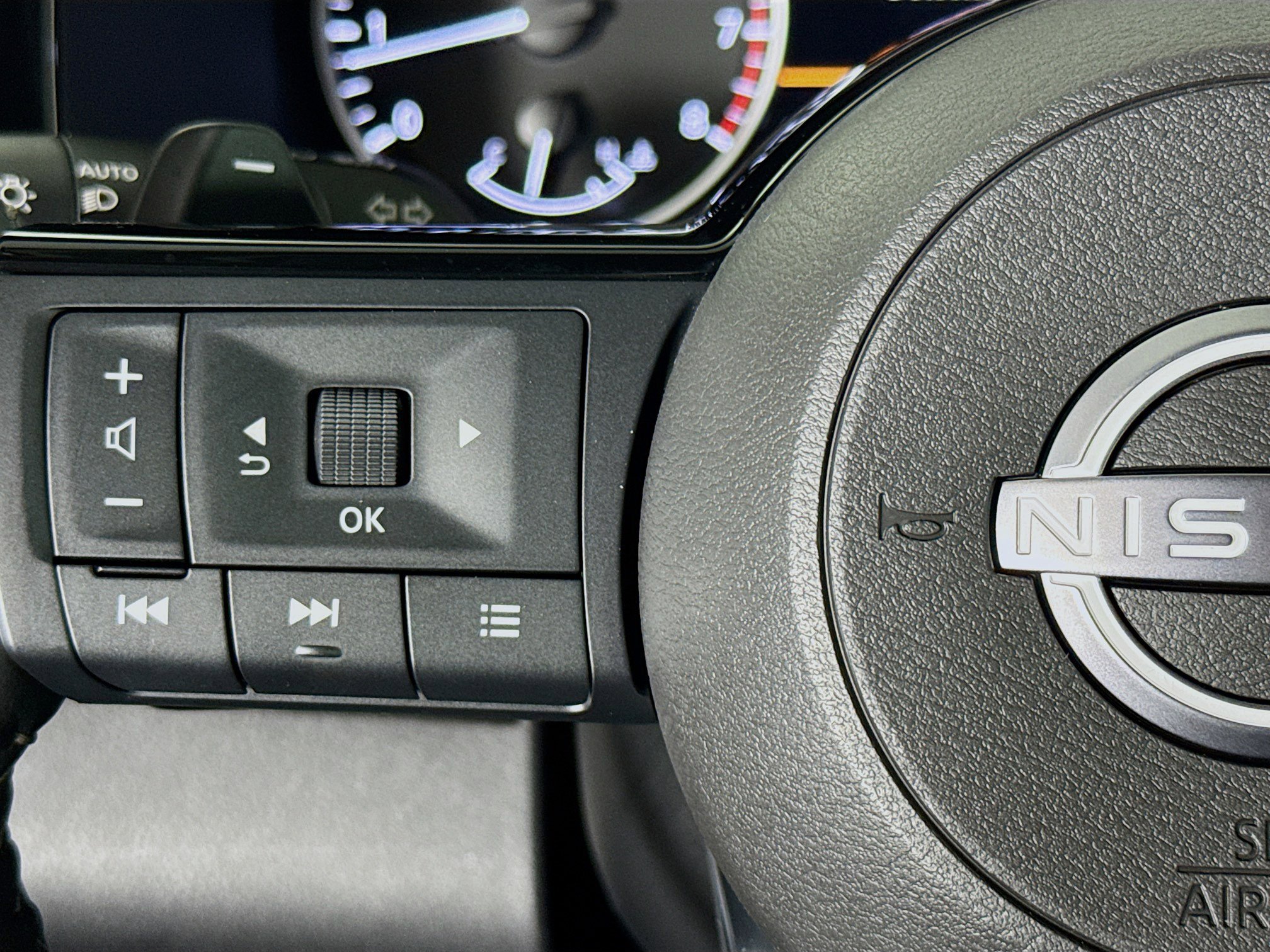 Used 2025 Nissan Pathfinder SL FWD image 13