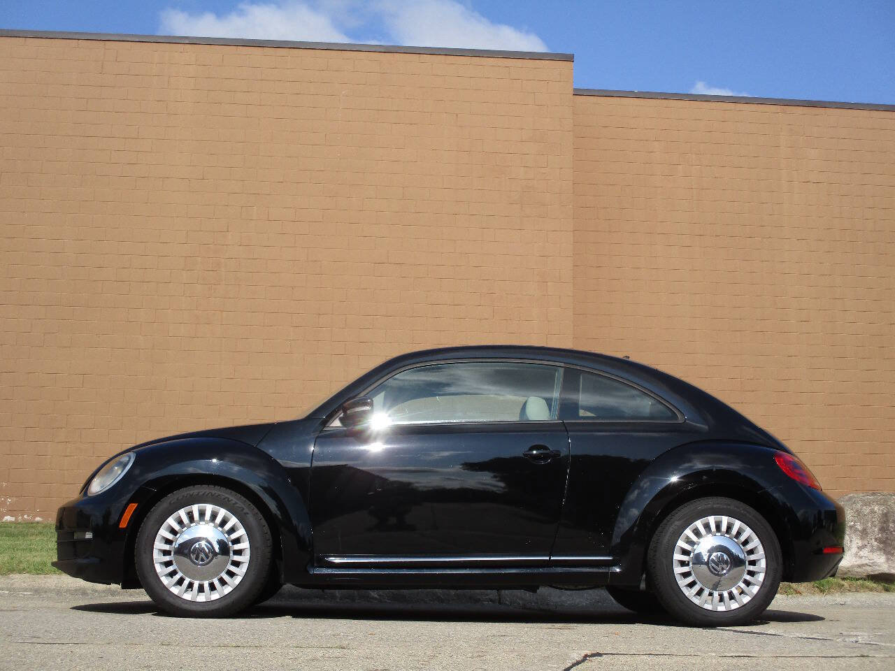 Used 2015 Volkswagen Beetle 1.8T FWD image 6