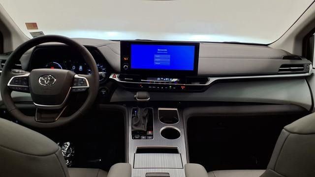 Used 2025 Toyota Sienna XLE image 26