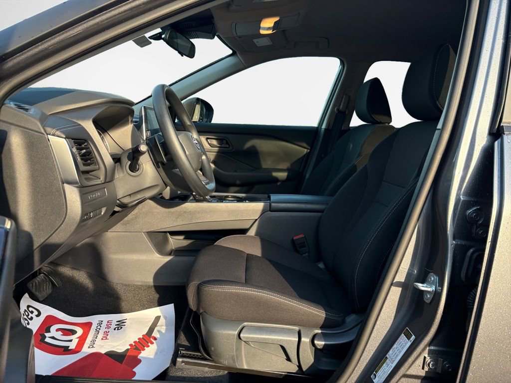 Used 2025 Nissan Rogue S image 12