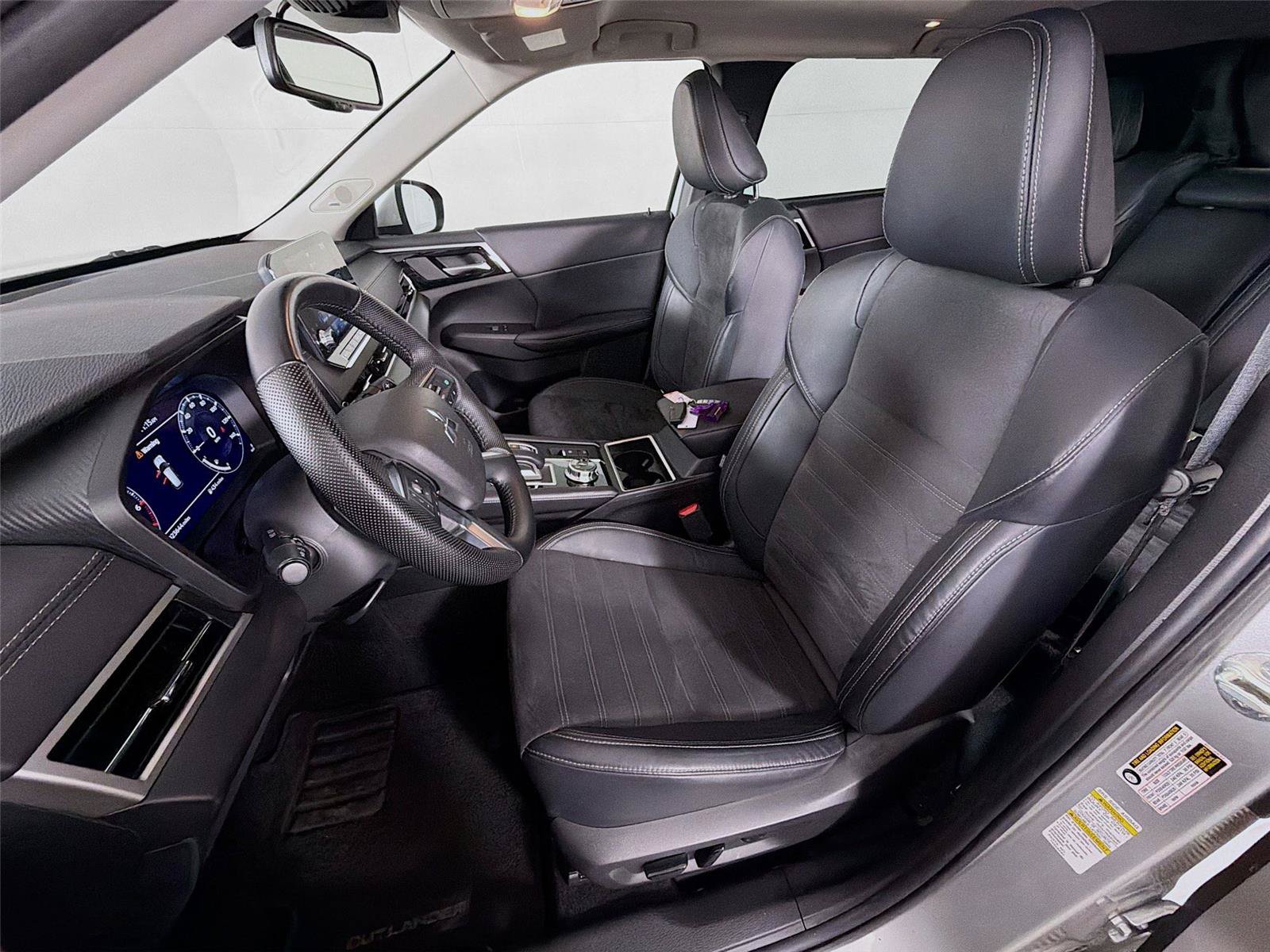 Used 2023 Mitsubishi Outlander SE FWD image 2