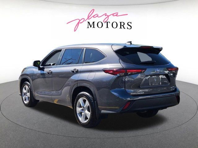 Used 2024 Toyota Highlander LE AWD/4WD image 7