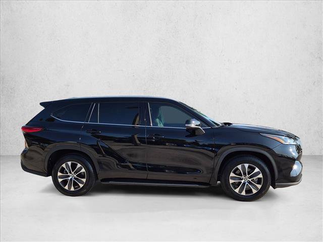 Used 2022 Toyota Highlander XLE FWD image 4