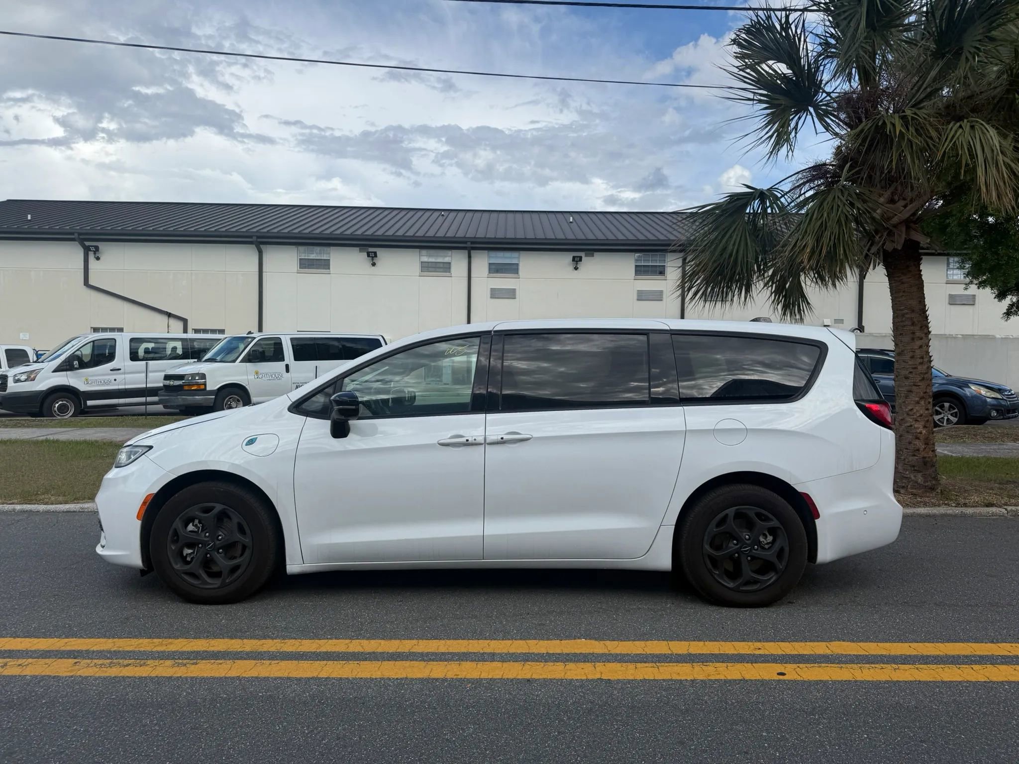 Used 2024 Chrysler Pacifica Limited image 5