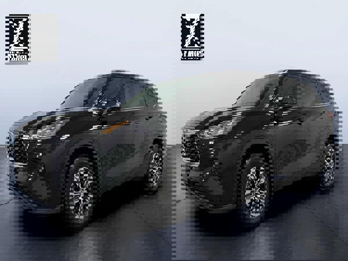 Used 2024 Toyota Highlander XLE image 2