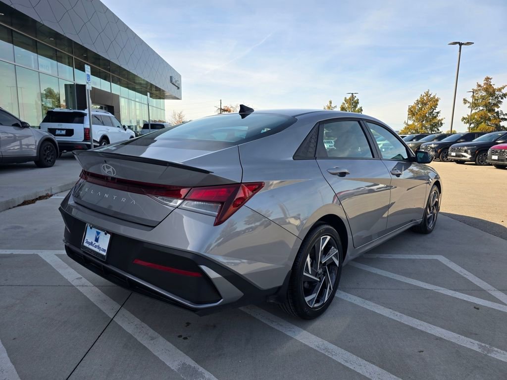 Used 2025 Hyundai Elantra Sport image 4