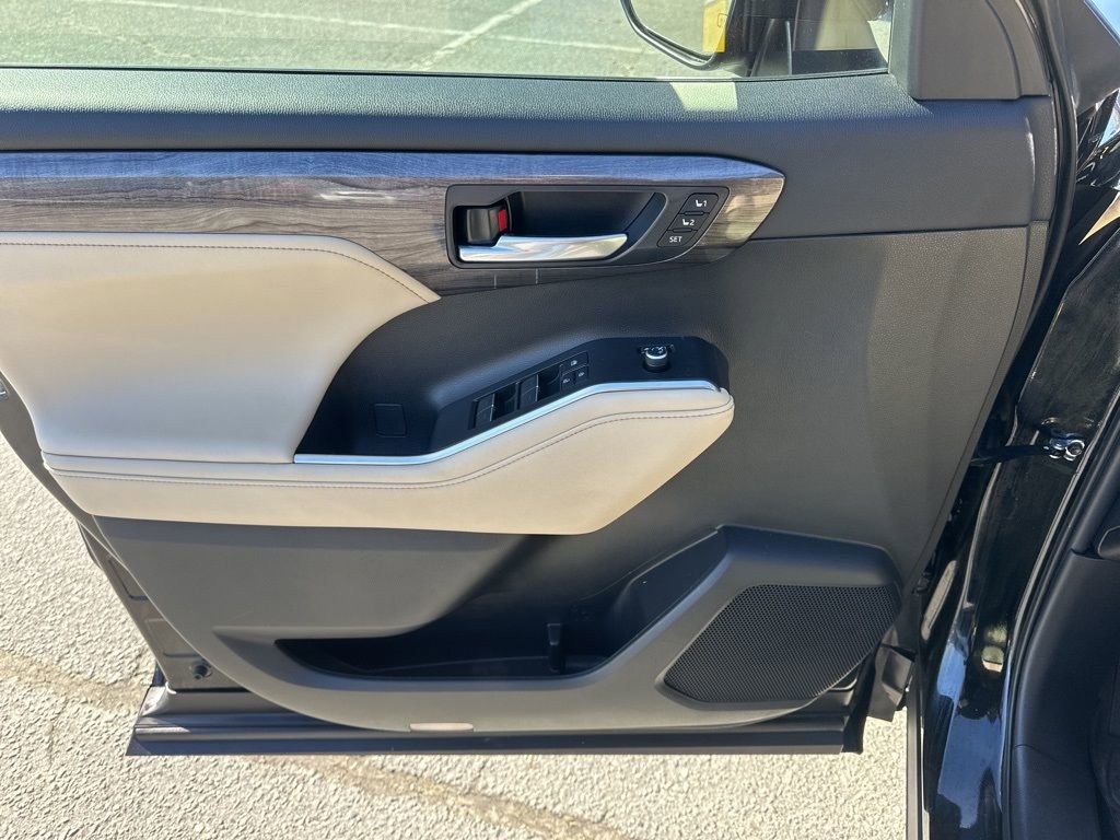 Used 2023 Toyota Highlander Limited image 28