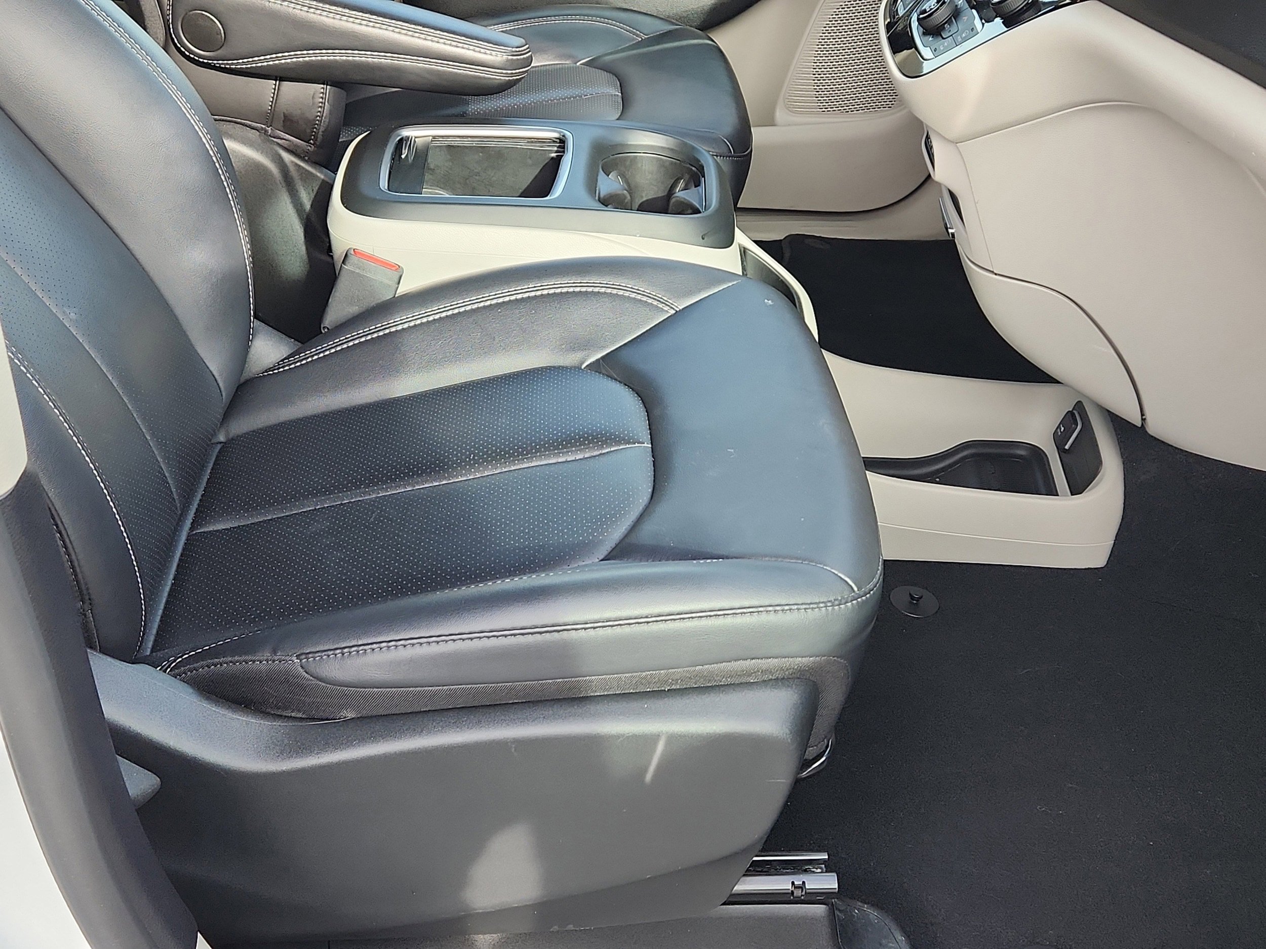 Used 2024 Chrysler Pacifica Touring-L FWD image 14