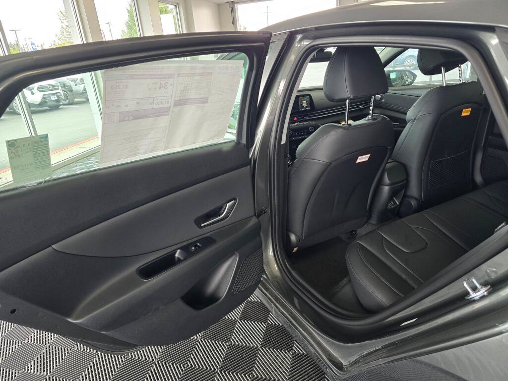 New 2026 Hyundai Elantra Limited FWD image 32