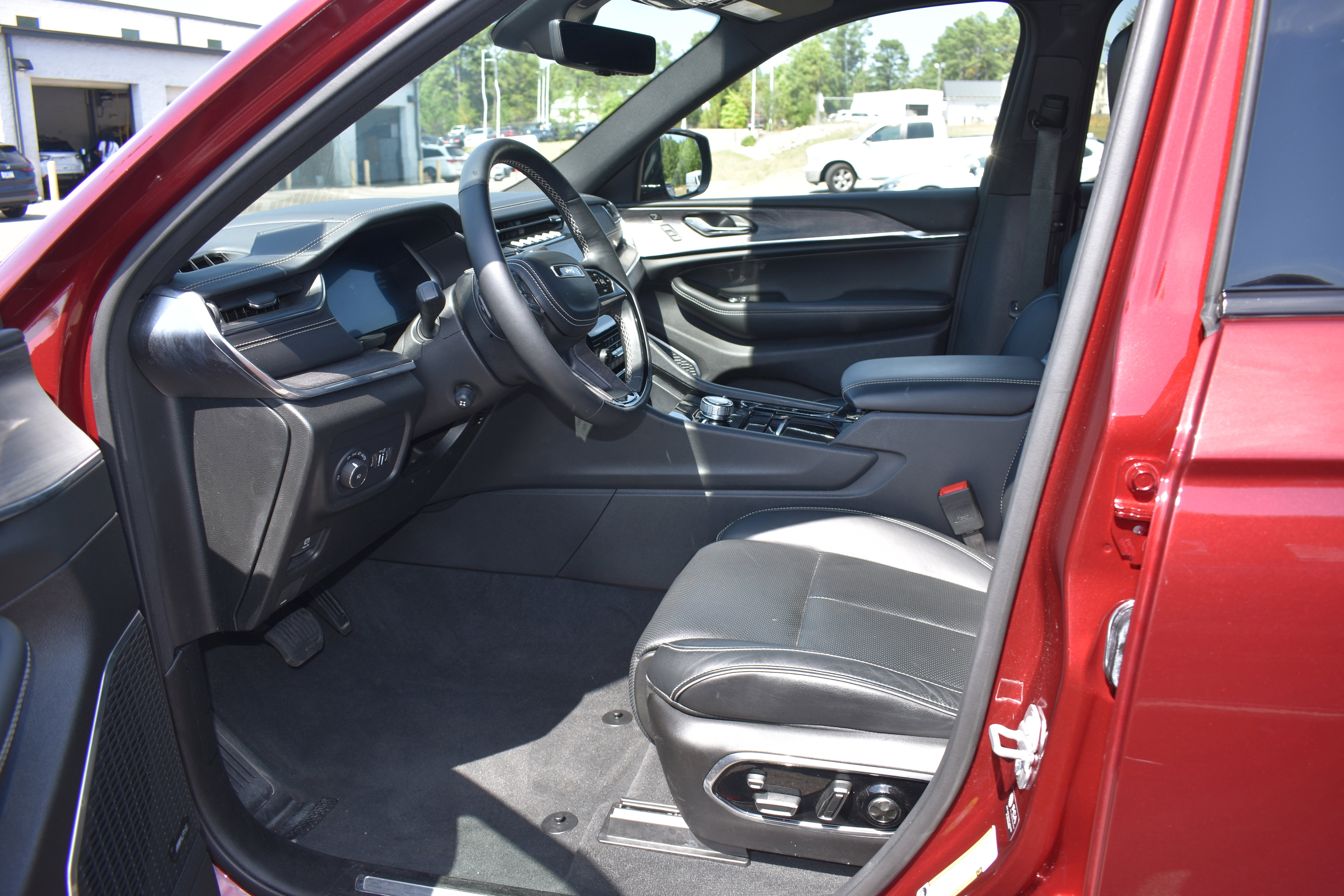 Used 2025 Jeep Grand Cherokee L Overland w/ Advanced Protech Group III AWD/4WD image 12