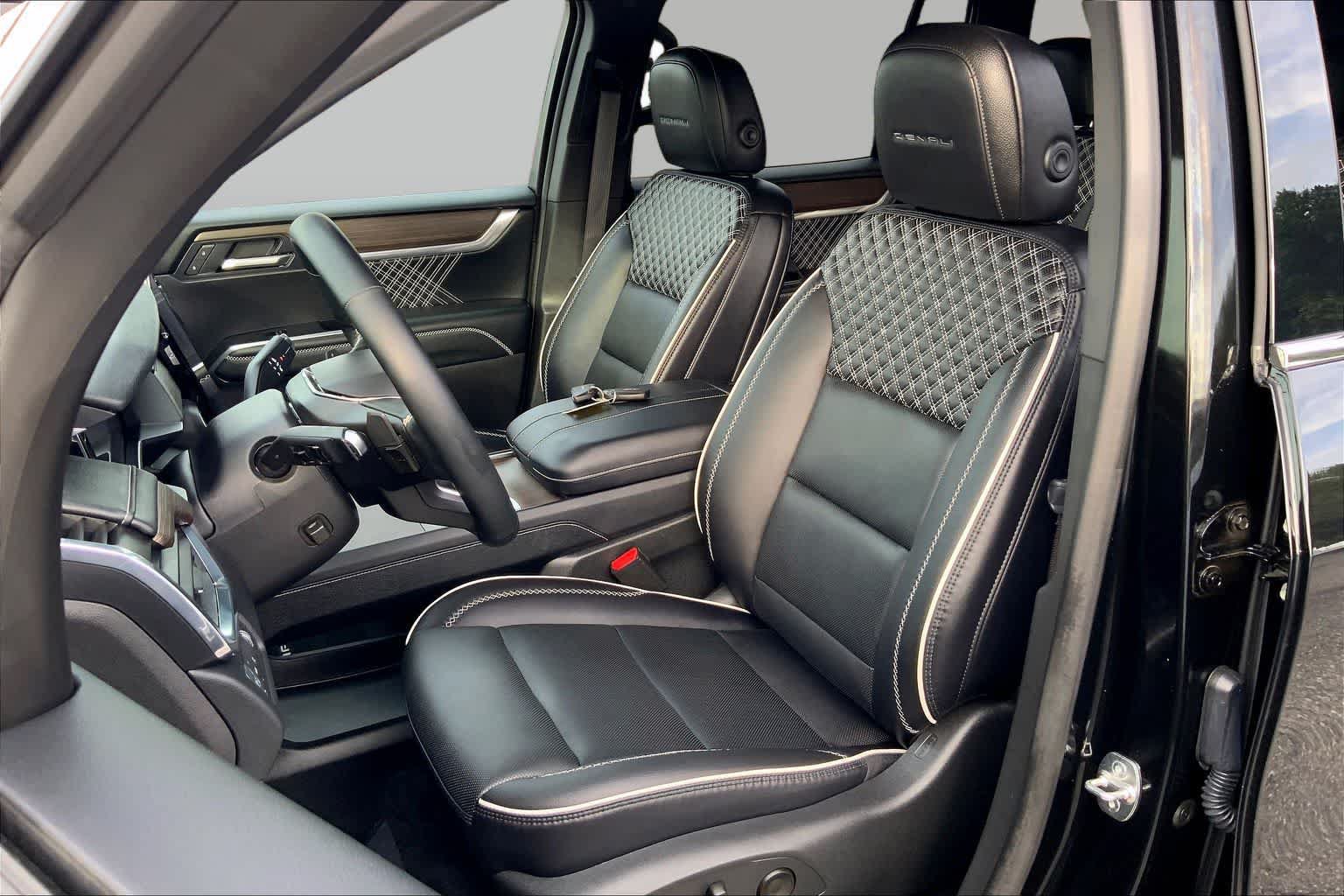 Used 2025 GMC Acadia Denali FWD image 8