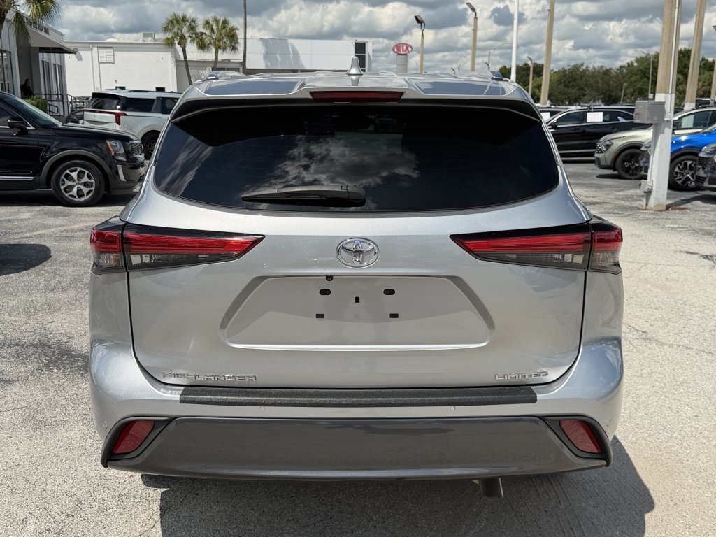 Used 2023 Toyota Highlander Limited FWD image 6
