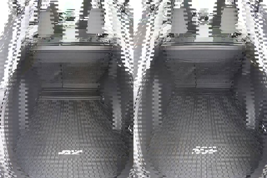 Used 2021 Toyota RAV4 XLE w/ Convenience Package image 27